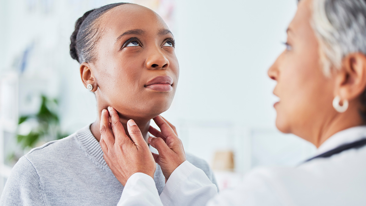 Bild Frau wird an Hals untersucht